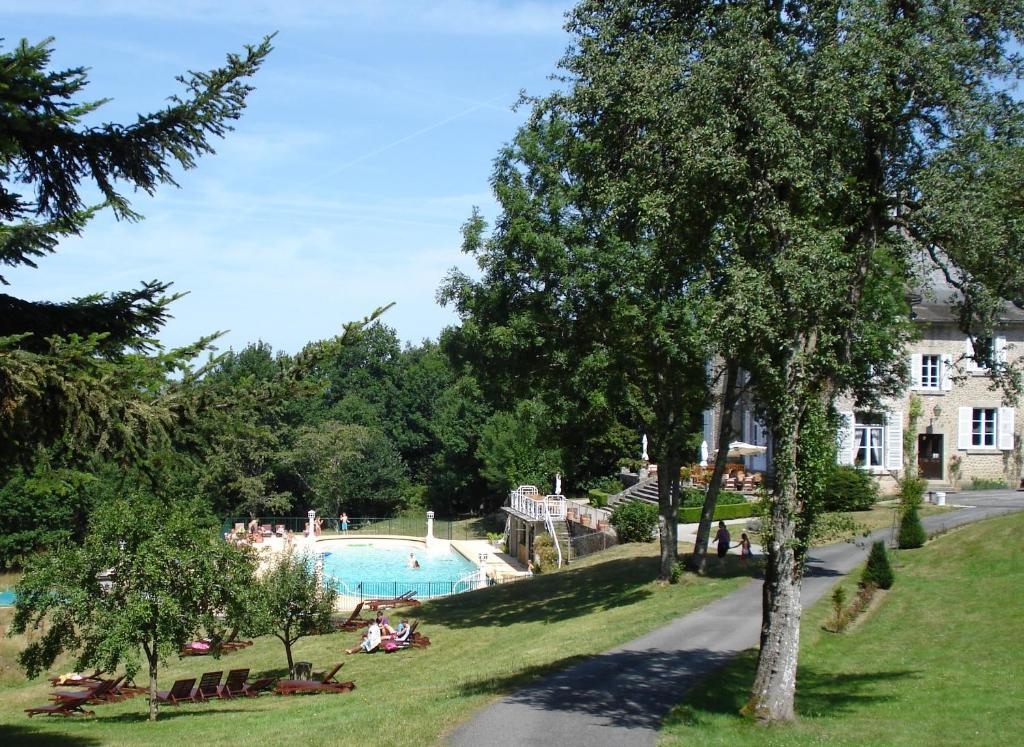 Chateau Le Mialaret Neuvic  Exterior photo